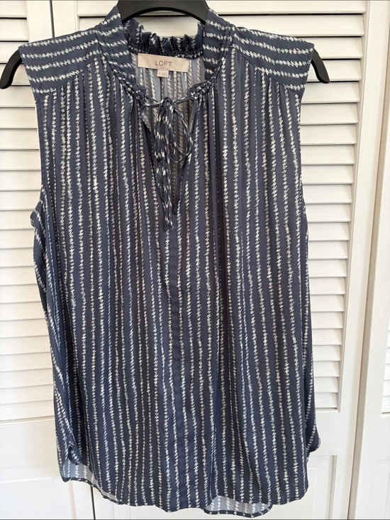 LOFT Tops - Loft Women’s Sz Med Sleeveless Top Ruffle Neck Gray White Lightweight